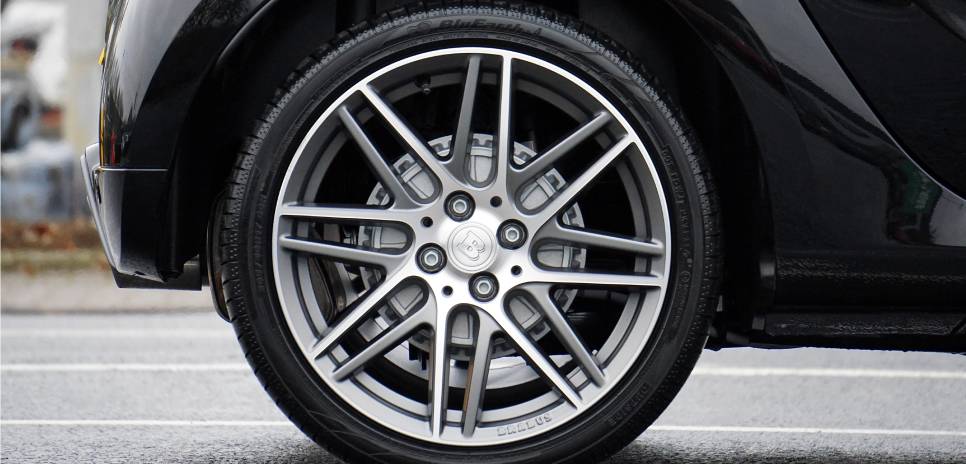 كيف يختار مصنعو السيارات إطارات سيارتهم الأصلية في المصنع؟